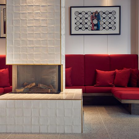 Kimpton De Witt Amsterdam, An Ihg Hotel Esterno foto The fireplace in the lobby