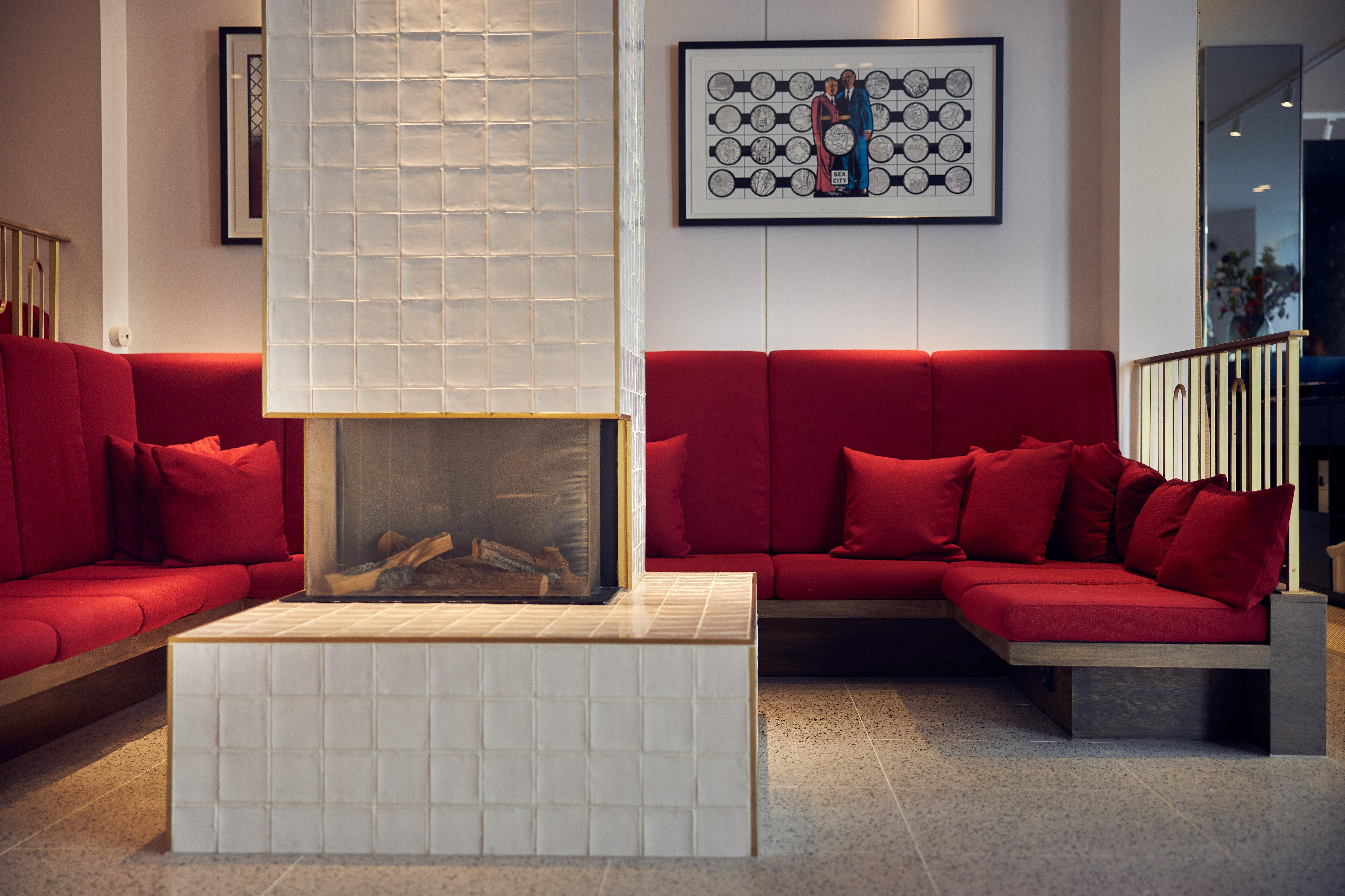 Kimpton De Witt Amsterdam, An Ihg Hotel Esterno foto The fireplace in the lobby