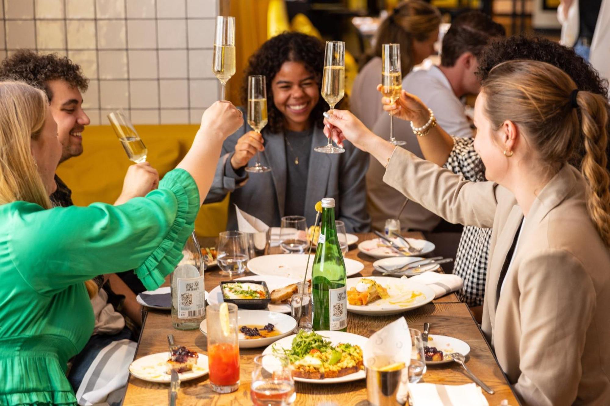 Kimpton De Witt Amsterdam, An Ihg Hotel Esterno foto Diners at the restaurant